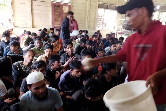 Sejumlah imigran Rohingya mendarat di Gampong (Desa) Matang Peulawi, Kecamatan Peureulak, Aceh Timur. Foto: Dok. Istimewa