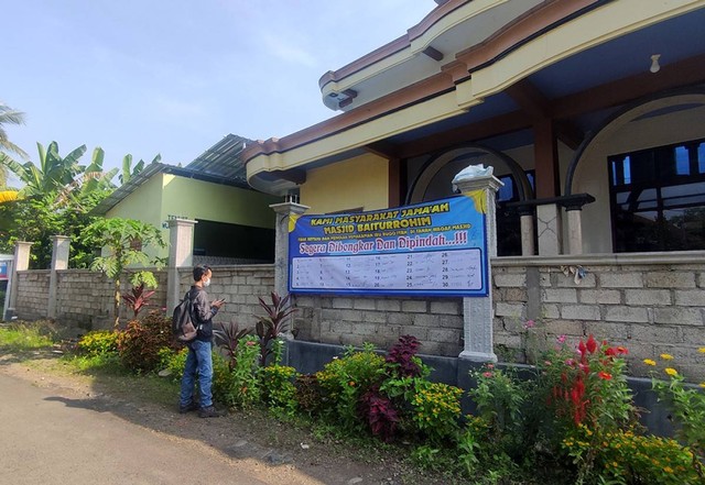 Warga Banyuwangi Protes Makam Berdiri di Lahan Masjid