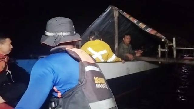 Tim Basarnas Manado saat berhasil menemukan perahu milik warga Tanawangko, Minahasa yang terombang-ambing selama 6 jam di laut karena mesin perahu mati.