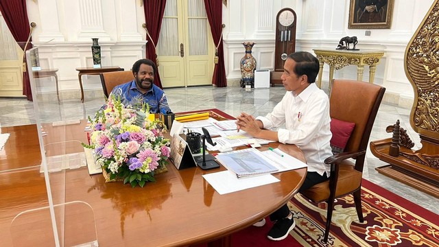 Staf Ahli KSP Lenis Kogoya saat pertemuan intern dengan Presiden Jokowi di Istana Presiden, Jakarta, Senin (27/2/2023). Foto: Nadia Riso/kumparan