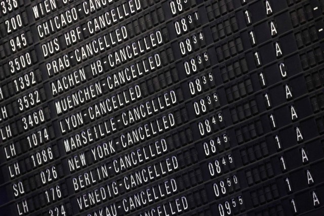 Papan informasi yang menunjukkan daftar penerbangan yang dibatalkan di bandara Frankfurt, Jerman, Senin (27/3/2023).  Foto: Kai Pfaffenbach/REUTERS