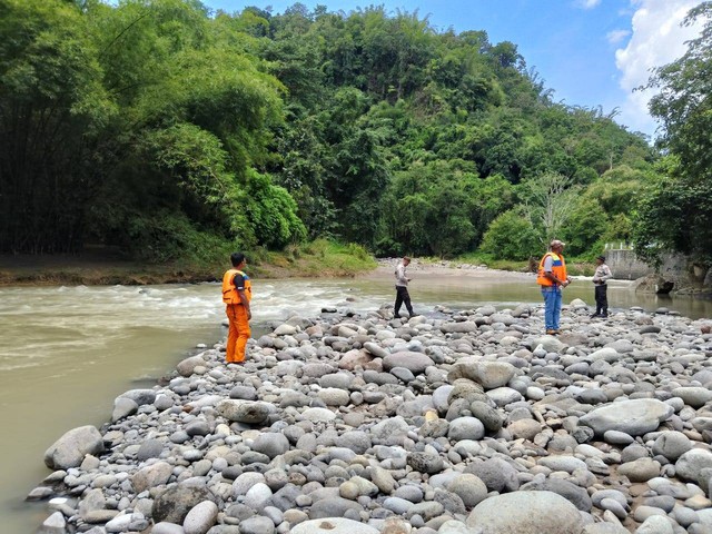 Keterangan foto:Pencarian hari ketiga oleh Tim SAR Gabungan terhadap nenekWilhelmina Dahut yang hilang terseret arus sungai. Foto:istimewa.