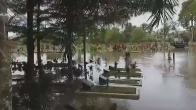 Suasana pemakaman terendam banjir di Palembang, Foto : Istimewa