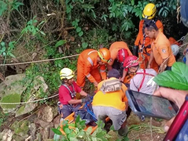 Proses evakuasi jenazah mahasiswa UNS yang terperosok ke dalam gua di Gunungkidul. Foto: istimewa