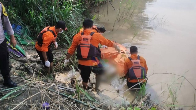 Petugas saat mengevakuasi mayat laki-laki yang ditemukan di Sungai Bengawan Solo, di Desa Pilangsari, Kecamatan Kalitidu, Kabupaten Bojonegoro. Minggu (26/03/2023) (foto: dok istimewa)