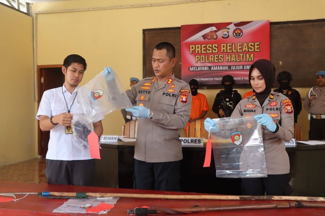 Kapolres Halmahera Timur, AKBP Setyo Agus Hermawan, menunjukkan sejumlah alat bukti dalam kasus pembunuhan di Kecamatan Maba Selatan. Foto: Istimewa