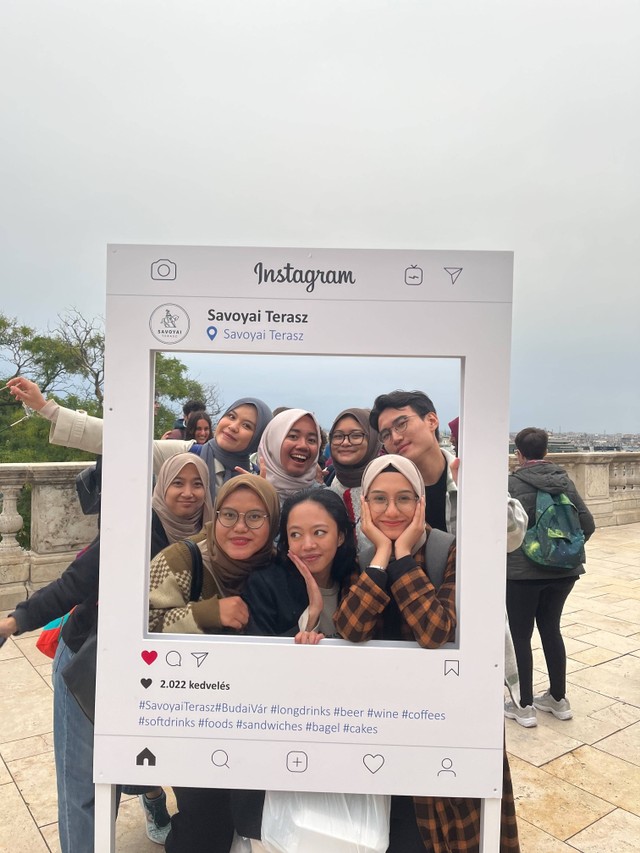 Allya bersama mahasiswa asal Indonesia lainnya ketika berkunjung ke Budapest, Hungaria. Dokumentasi: Ayya.
