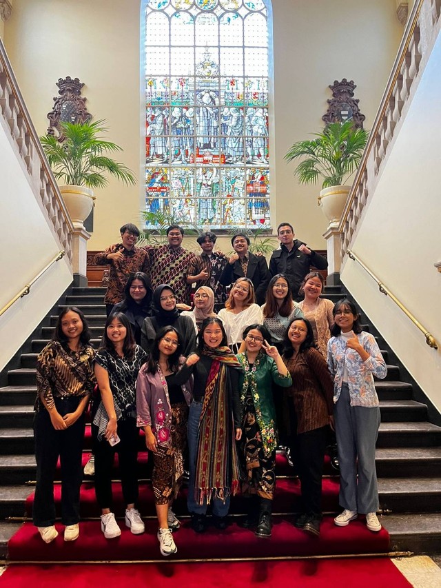 Mutia Anggita Putri bersama dengan mahasiswa asal Indonesia yang berhasil lolos IISMA ke University of Groningen, Belanda. Dokumentasi: Tia. 