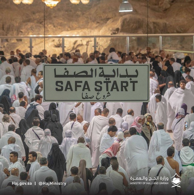 Jemaah melaksanakan Sa'i (berjalan/berlari kecil) dari Bukit Safa ke Bukit Marwa. Foto: haj.gov.sa