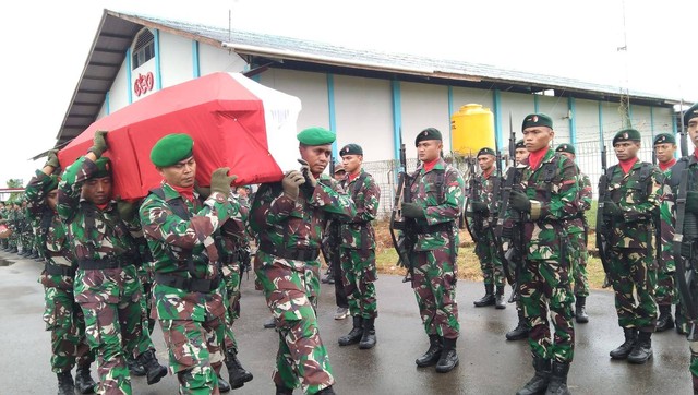 Upacara penyambutan jenazah Serda Riswar Ramli M di Sorong dilakukan secara militer, foto: Yanti/BalleoNEWS