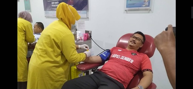 Kalapas Jember, Hasan Basri mendonorkan darah