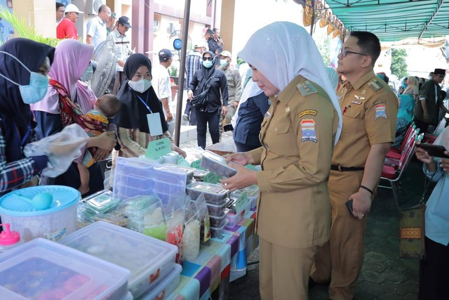 Wakil Wali Kota Palembang, Fitrianti Agustinda, saat meninjau Pasar Beduk di Kecamatan Sako. (dok. Kominfo