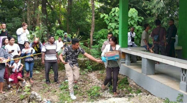 Keterangan foto:Penyidik Polsek Maulafa, Polresta Kupang kota ketika mengevakuasi jenazah bayi ke RS Bhayangkara Titus Ully Kupang.