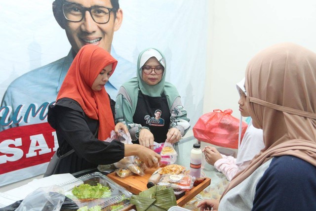 Pusat kuliner Ramadhan oleh relawan Sandiaga Uno untuk 37 UMKM di Sukabumi. Foto: Dok. Istimewa