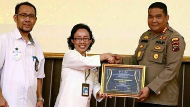 Penyerahan piagam penghargaan Indikator Kinerja Pelaksana Anggaran (IKPA) dari DJP Sulawesi Utara untuk Polresta Manado