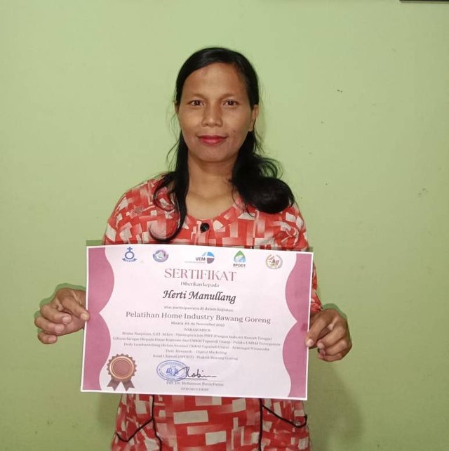Herti Manullang (36) menunjukkan sertifikat Pelatihan Home Industry Bawang Goreng oleh VEM United Evangelical Mission.