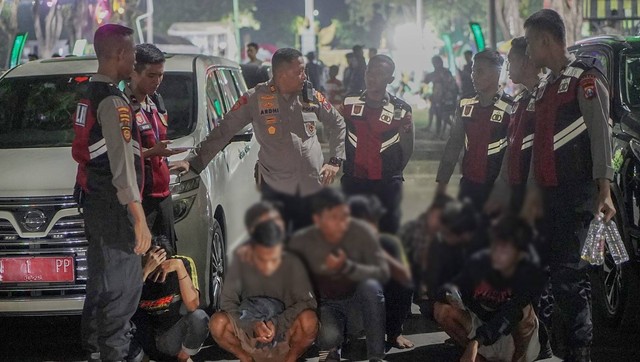 Petugas Polres Probolinggo Kota mengamankan 7 pemuda sedang minum miras sambil nonton tabligh akbar di Alun-alun Kota Probolinggo. Foto: Polres Probolinggo