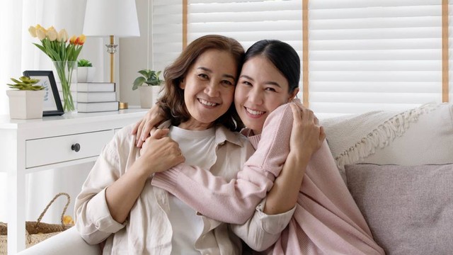 Ada banyak cara untuk mengungkapkan rasa sayang kepada ibu, salah satunya dengan memberikannya perhiasan. Foto: Shutterstock