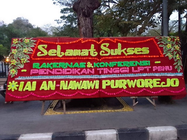 Karangan bunga dari IAI An Nawawi Purworejo. (Foto: Dok. SEVIMA)