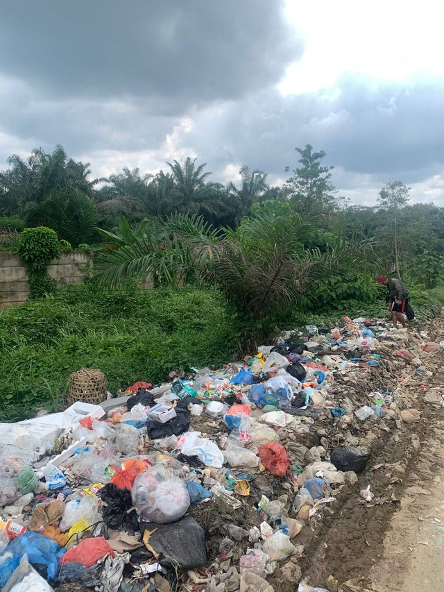 Sumber foto: Dokumentasi Pribadi Tumpukan Sampah yang berada di Jalan Simalingkar Ujung Dekat Pasar Induk Kota Medan