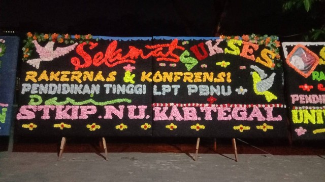 Karangan bunga dari STKIP NU Tegal. (Foto: Dok. SEVIMA)