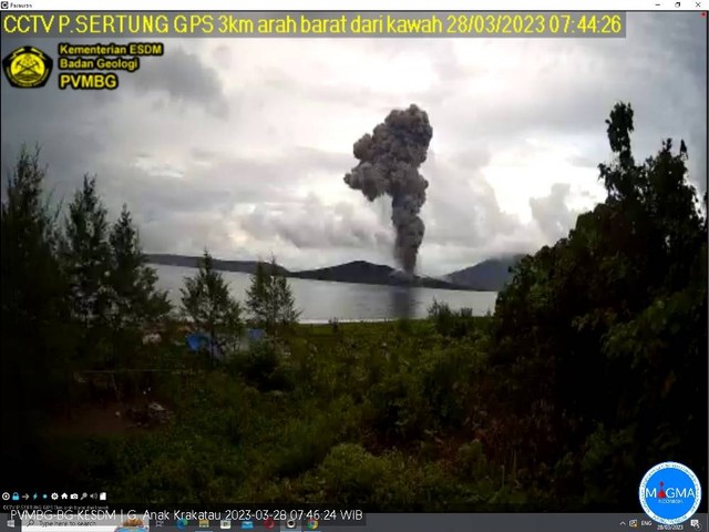 Visual letusan Gunung Anak Krakatau pada Senin (28/3) pagi. Foto: PVMBG