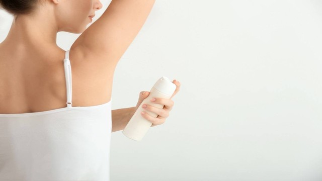 Ilustrasi seseorang menggunakan deodorant spray dari tawas di rumah. Foto: Unsplash.com