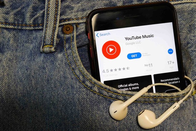 Ilustrasi cara membuat playlist di YouTube Music. Foto: Postmodern Studio/Shutterstock.