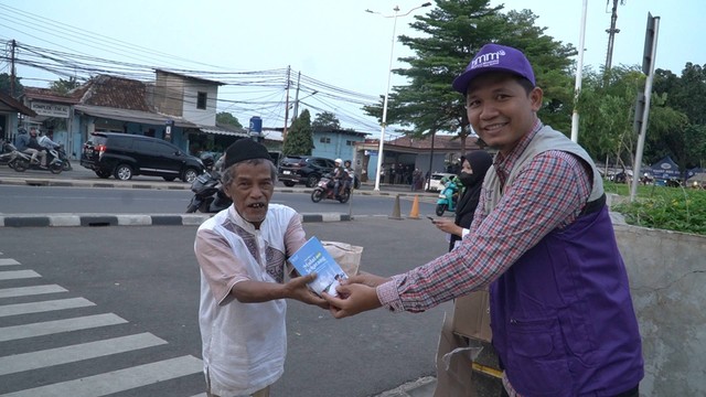 BMM bagikan paket ifthar untuk masyarakat kepada lansia