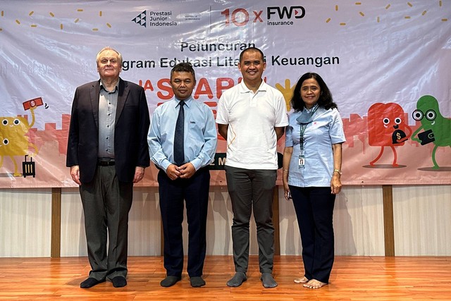 PT FWD Insurance Indonesia (FWD Insurance) bersama Prestasi Junior Indonesia (PJI) meluncurkan program edukasi literasi keuangan untuk generasi muda bertajuk JA SparktheDream. Foto: Dok. Istimewa