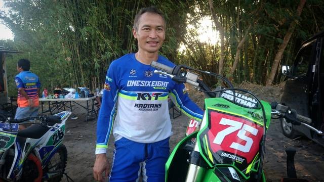 Legenda balap Yogya, Irwan Ardiansyah, usai menjalani latihan motocross di sirkuit Sultan Agung, Bantul. Foto: Widi RH Pradana