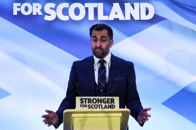 Humza Yousaf berbicara setelah diumumkan sebagai pemimpin baru Partai Nasional Skotlandia di Edinburgh, Inggris. Foto: Russell Cheyne/REUTERS