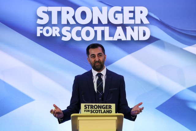 Humza Yousaf berbicara setelah diumumkan sebagai pemimpin baru Partai Nasional Skotlandia di Edinburgh, Inggris. Foto: Russell Cheyne/REUTERS