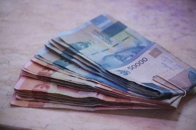 Ilustrasi penukaran uang baru 2023 di Jakarta. Foto: Unsplash.com/Mufid Majnun