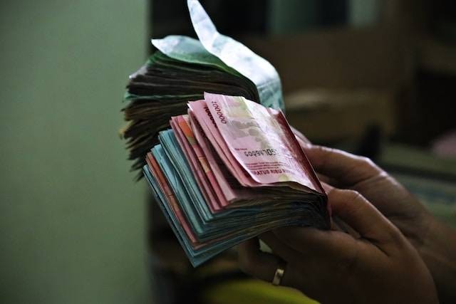 Ilustrasi penukaran uang baru 2023 di Jakarta. Foto: Unsplash.com/Mufid Majnun