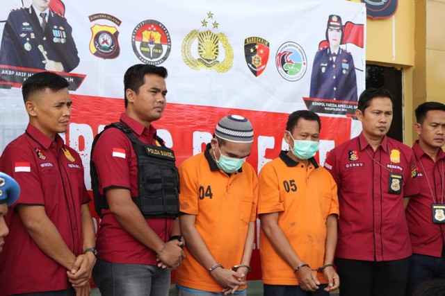 Saherman (tanpa peci nomor 05) eks kades Bindu Kabupaten OKU yang melakukan pungli PTSL. (dok. Polres OKU)