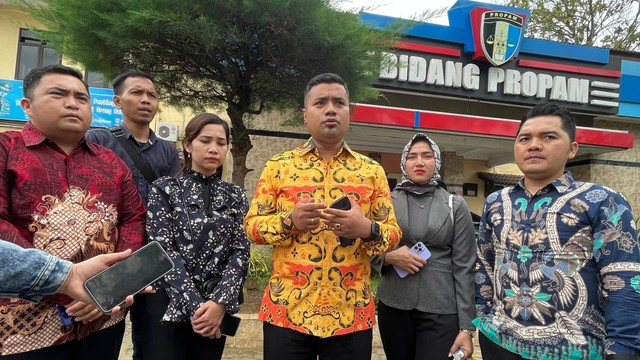 Keluarga Bripka Arfan saat memenuhi undangan Propam dan Ditreskrimum Polda Sumatera Utara pada Selasa (28/3/2023). Foto: Tri Vosa/kumparan