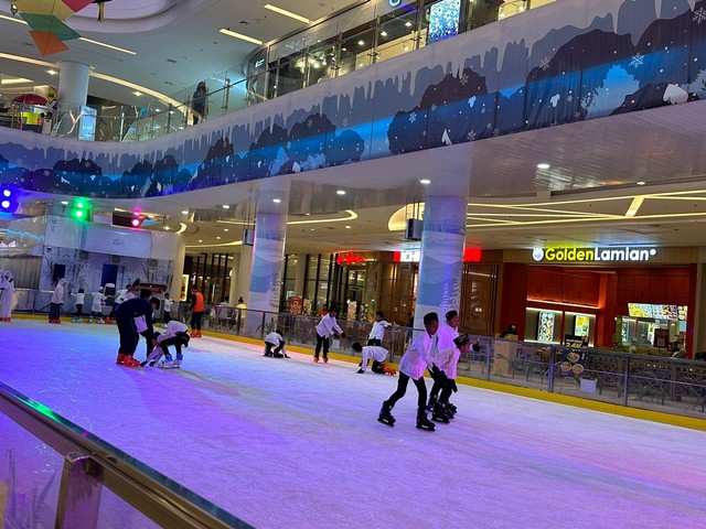 Anak yatim bermain ice skating di Gaia Mall Pontianak. Foto; Teri/Hi!Pontianak