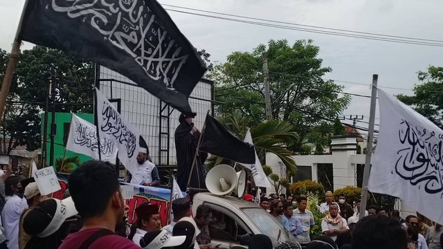 Massa yang tergabung dalam berbagai elemen organisasi masyarakat di Lampung menggelar aksi unjuk rasa di Kejati Lampung meminta Ketua RT Wawan dibebaskan. | Foto : Ist.