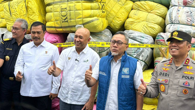 Mendag Zulhas dan Menkop UKM Teten Masduki di pemusnahan barang bekas impor ilegal sitaan di Tempat Penimbunan Pabean (TPP) DJBC, Bekasi, Selasa (28/3/2023). Foto: Nabil Jahja/kumparan