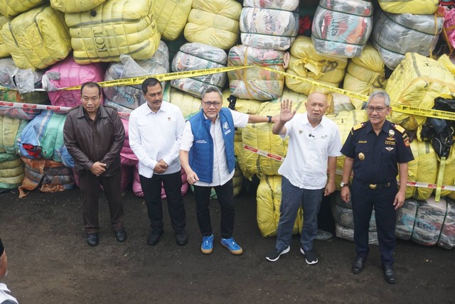 Mendag Zulhas dan Menkop UKM Teten Masduki di pemusnahan barang bekas impor ilegal sitaan di Tempat Penimbunan Pabean (TPP) DJBC, Bekasi, Selasa (28/3/2023). Foto: Iqbal Firdaus/kumparan