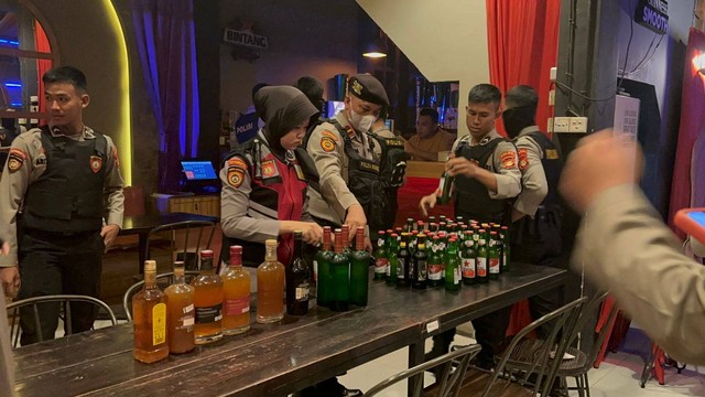 Polda Sumsel saat mengamankan minuman alkohol pada Ops Pekat 1 Musi 2023, Foto : Istimewa