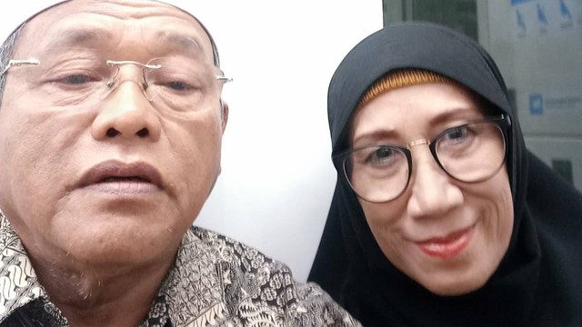 Pak Sigit dan istri, korban penipuan travel umroh PT Naila Safaah. Foto: Dok. Pribadi