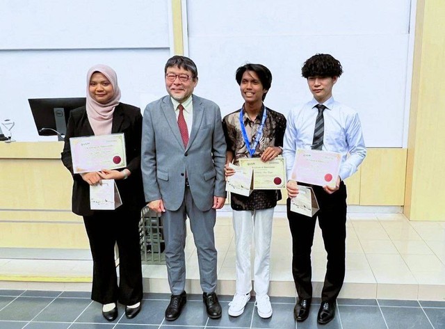 Mahasiswa UAJY Simatupang Juan Regan (kedua dari kanan) saat menerima penghargaan. Foto: istimewa
