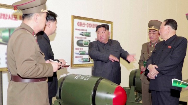 Pemimpin Korea Utara Kim Jong Un sedang memeriksa hulu ledak nuklir di lokasi yang dirahasiakan dalam gambar tak bertanggal yang digunakan dalam sebuah video. Foto: KRT/via Reuters TV