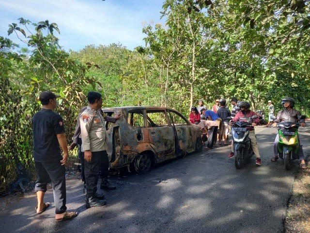 Mobil yang terbakar di Gunungkidul. Foto: Erfanto/Tugu Jogja