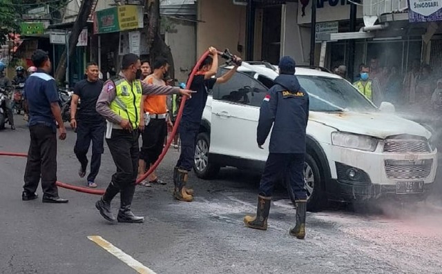 Mobil Chevrolet di Mojokerto Terbakar Diduga karena Korsleting