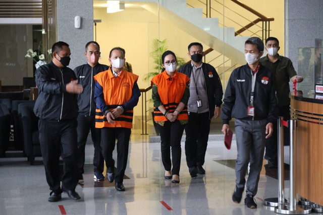 Bupati Kapuas Ben Brahim S Bahat dan istri, Ary Egahni Ben Bahat, mengenakan rompi tahanan berjalan menuju ruang konferensi pers KPK, Jakarta, Selasa (28/3/2023). Foto: Jamal Ramadhan/kumparan