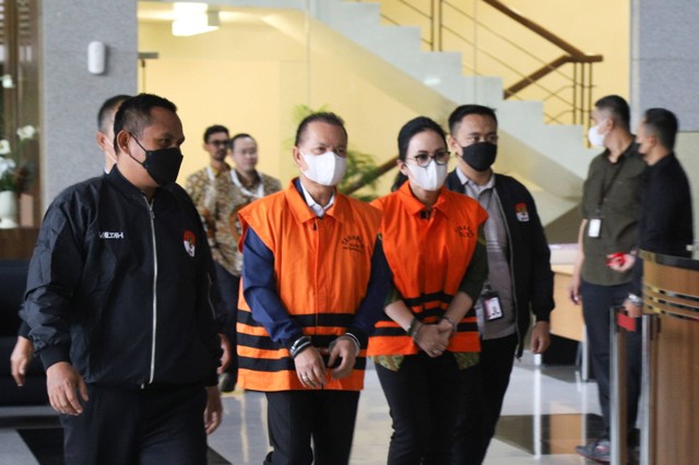 Bupati Kapuas Ben Brahim S Bahat dan istri, Ary Egahni Ben Bahat, mengenakan rompi tahanan berjalan menuju ruang konferensi pers KPK, Jakarta, Selasa (28/3/2023). Foto: Jamal Ramadhan/kumparan