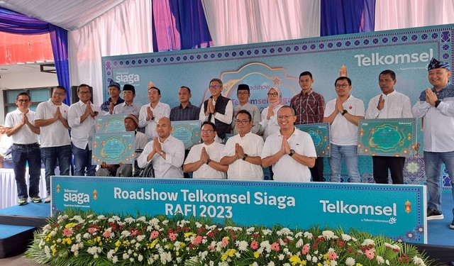 Penyerahan simbolis bantuan kepada penerima manfaat program CSR Telkomsel, sebagai bagian dari Telkomsel Siaga RAFI 2023. Foto: Rian Ramadhan/kumparan